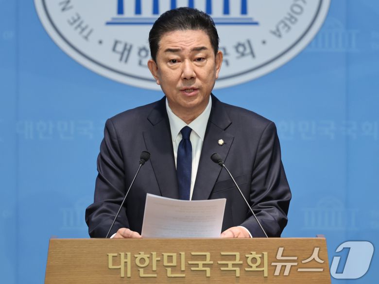 김병기 더불어민주당 의원이 19일 서울 여의도 국회 소통관에서 당 윤리심판원의 제명 결정에 대한 입장을 밝히는 기자회견을 하고 있다. 2026.1.19/뉴스1 ⓒ News1 이승배 기자