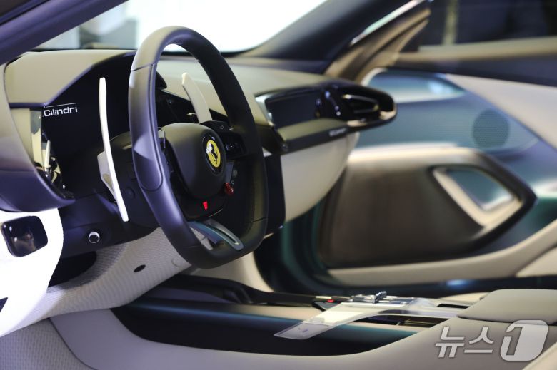 페라리가 19일 오후 서울 서초구 반포 전시장에서 한국 시장을 위해 특별히 제작된 세상에 단 하나뿐인 페라리 12 칠린드리 테일러메이드를 공개하고 있다.ⓒ 뉴스1 이광호 기자.