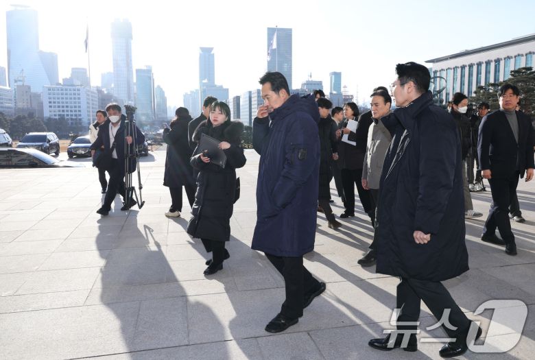 단식 농성 중인 장동혁 국민의힘 대표가 20일 서울 여의도 국회에서 산책을 하고 있다. 2026.1.20/뉴스1 ⓒ News1 신웅수 기자