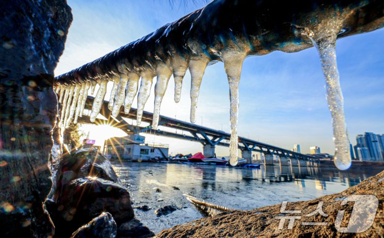 한파주의보가 발효된 20일 서울 광진구 인근 한강에 고드름이 얼어있다.  2026.1.20/뉴스1 ⓒ News1 이호윤 기자