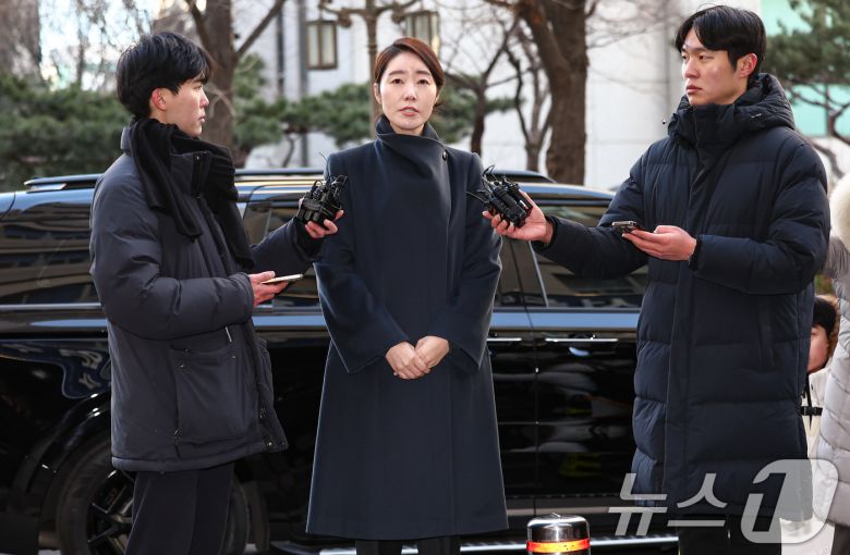 공천헌금 1억원을 수수한 혐의를 받는 강선우 무소속 의원이 20일 서울 마포구 서울경찰청 광역수사단 공공범죄수사대에 조사를 받기 위해 출석하며 취재진 질문에 답하고 있다. 2026.1.20/뉴스1 ⓒ News1 김도우 기자