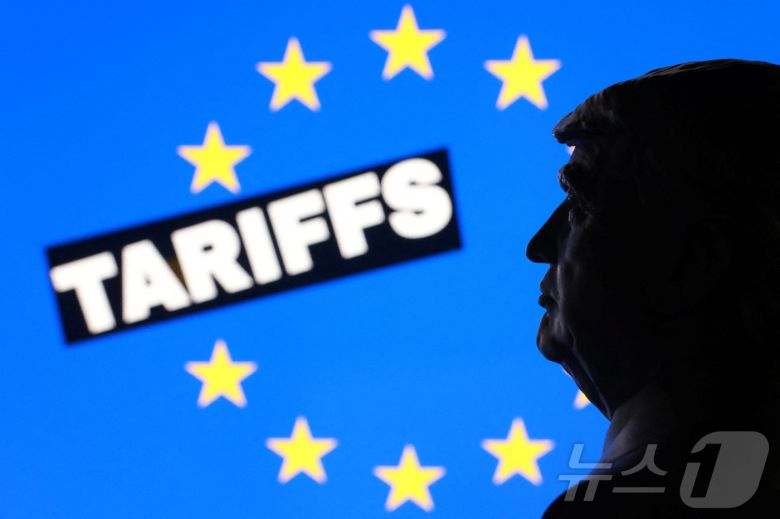 3D 프린터로 제작된 도널드 트럼프 미국 대통령의 미니어처 모형과 유럽연합(EU) 깃발, 그리고 '관세' 단어. 2026.1.17 ⓒ 로이터=뉴스1 ⓒ News1 김경민 기자