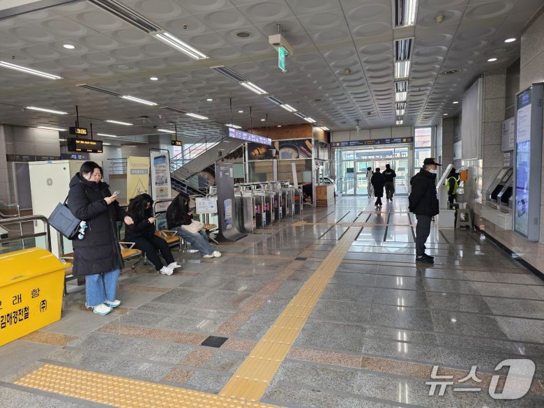 절기상 대한인 20일 오전 버스를 기다리는 시민들이 추위를 피해 역 안으로 피해 있다. 2026.1.20 ⓒ 뉴스1 박민석 기자
