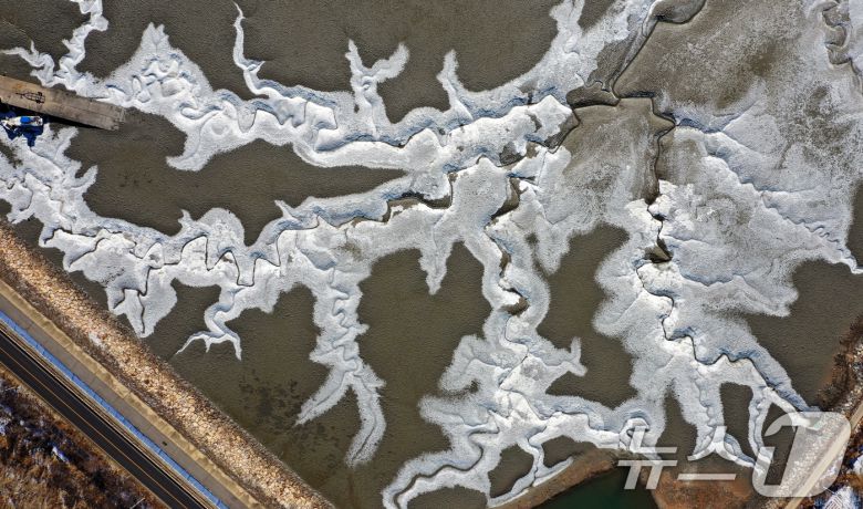 '1년 중 가장 춥다'는 절기상 대한(大寒)인 20일 경기 안산시 단원구 대부도 인근의 갯벌이 얼어있다. 기상청은 이번 한파가 21~22일까지 이어지며 절정에 달할 가능성이 크다고 보고 있다. 2026.1.20/뉴스1 ⓒ News1 김영운 기자