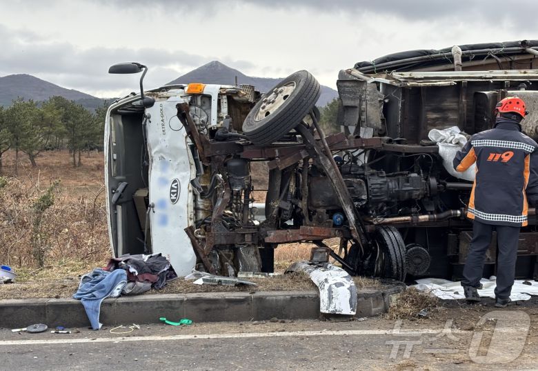 20일 오전 11시3분쯤 제주도 제주시 애월읍 평화로 렛츠런파크 인근에서 전도된 2.5톤 화물차.2026.1.20/뉴스1 ⓒ News1 홍수영 기자