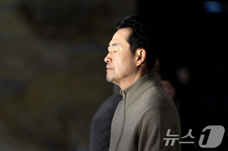 더불어민주당의 통일교 및 공천뇌물 특검 수용을 촉구하며 6일째 단식을 이어가고 있는 장동혁 국민의힘 대표가 20일 서울 여의도 국회 로텐더홀에서 생각에 잠겨있다. 2026.1.20/뉴스1 ⓒ News1 이승배 기자