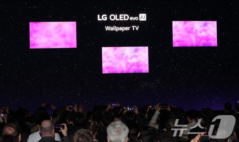 5일(현지시간) 미국 네바다주 라스베이거스 만달레이베이 호텔에서 열린 CES 2026 'LG전자 미디어컨퍼런스'에서 9㎜대 두께를 구현한 무선 월페이퍼 TV가 공개되고 있다. 2026.1.6/뉴스1 ⓒ News1 황기선 기자