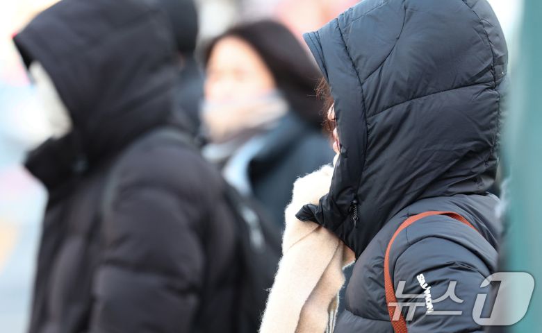 중부지방을 중심으로 한파특보가 발령된 20일 서울 종로구 세종대로 사거리에서 두터운 옷을 입은 시민들이 이동하고 있다. 2026.1.20/뉴스1 ⓒ News1 최지환 기자