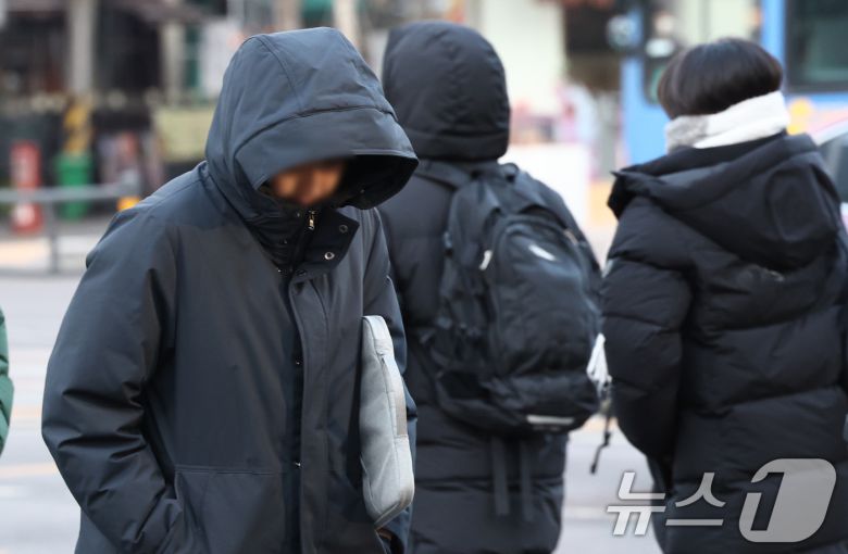 중부지방을 중심으로 한파특보가 발령된 20일 서울 종로구 세종대로 사거리에서 두터운 옷을 입은 시민들이 이동하고 있다. 2026.1.20/뉴스1 ⓒ News1 최지환 기자