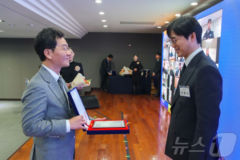 계룡그룹 창립 56주년 기념식에서 이승찬 회장이 ‘자랑스런 계룡인상’ 수상자(김동식)에게 상패를 전달하고 있다. (계룡건설 제공. 재판매 및 DB금지) 2026.1.20/뉴스1 ⓒ News1 이동원 기자