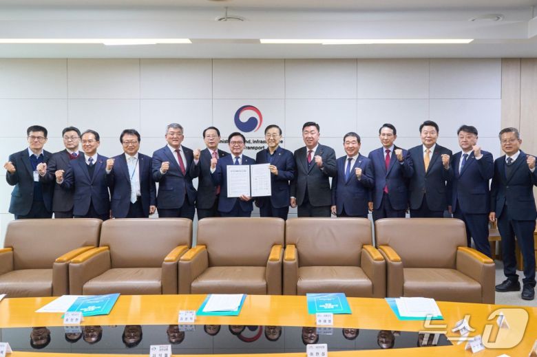 13개 시장·군수 협력체가 김윤덕 국토교통부 장관을 만나 공동 건의문을 전달하고 기념촬영을 하고 있다.(당진시 제공. 재판매 및 DB금지)2026.1.20/뉴스1