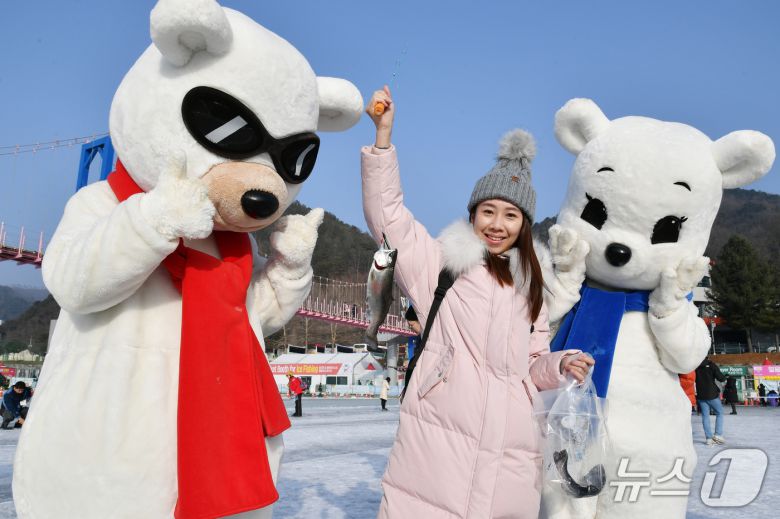지난 17일 축제장을 찾은 동남아시아 관광객들이 산천어축제 프로그램을 즐기고 있다.(화천군 제공, 재판매 및 DB금지)