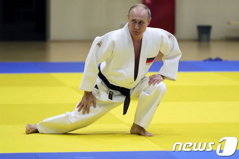 2019년 2월 14일 블라디미르 푸틴 러시아 대통령이 소치에서 러시아 유도 국가대표 선수들과 연습에 참가해 몸을 풀고 있다. ⓒ AFP=뉴스1 ⓒ News1 우동명 기자