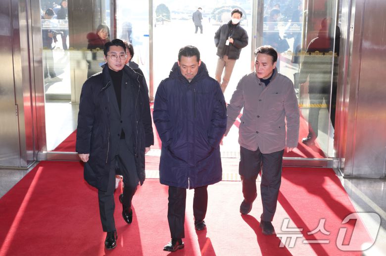 단식 농성 중인 장동혁 국민의힘 대표가 20일 서울 여의도 국회에서 산책을 마치고 로텐더홀로 들어서고 있다. 2026.1.20/뉴스1 ⓒ News1 신웅수 기자