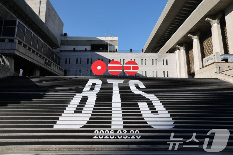 6일 오전 서울 종로구 세종문화회관 야외 계단에 BTS(방탄소년단)의 컴백 로고 조형물이 설치되어 있다. BTS는 3월 20일 컴백과 새 앨범 발매, 월드투어 일정을 공식 발표했다. 2026.1.6/뉴스1 ⓒ News1 임세영 기자