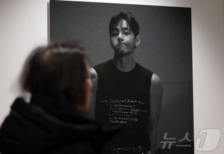 20일 오후 서울 중구 프리즈 하우스 서울에서 열린 BTS 뷔의 포토북 ‘타입 비(TYPE 非)’ 발간 기념 오프라인 전시 ‘뷔 타입 비 : 온-사이트 인 서울(V TYPE 非 : ON-SITE IN SEOUL)’을 찾은 관람객들이 전시물을 관람하고 있다. 2026.1.20/뉴스1 ⓒ News1 김진환 기자