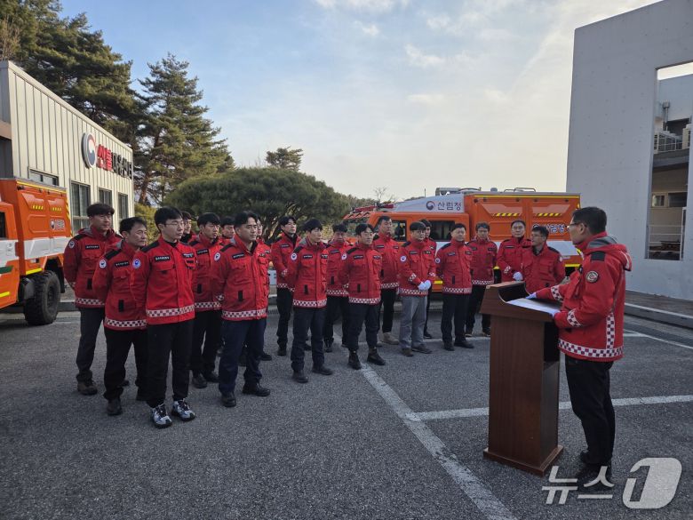 최수천 동부지방산림청장이 20일 산불방지대택본부 현판식에서 산불재난특수진화대에게 당부의 말을 전하고 있다.(동부산림청 제공, 재판매 및 DB 금지) 2026.1.20/뉴스1