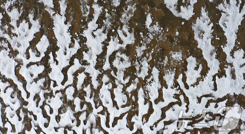 '1년 중 가장 춥다'는 절기상 대한(大寒)인 20일 경기 화성시 서신면 궁평항 인근의 갯벌이 얼어있다. 기상청은 이번 한파가 21~22일까지 이어지며 절정에 달할 가능성이 크다고 보고 있다. 2026.1.20/뉴스1 ⓒ News1 김영운 기자