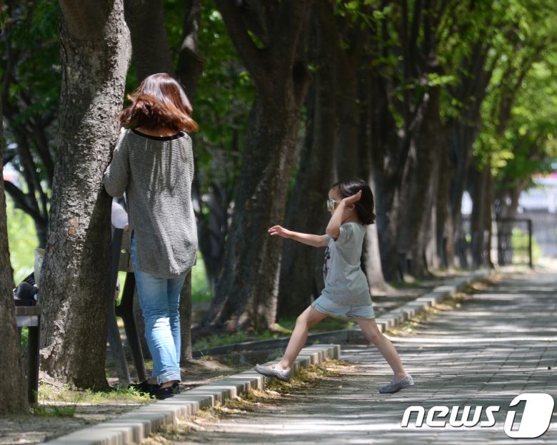강원 춘천시 의암공원에서 엄마와 아이가 '무궁화꽃이 피엇습니다'를 하고 있다.  ⓒ News1 이찬우 기자