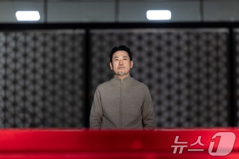 더불어민주당의 통일교 및 공천뇌물 특검 수용을 촉구하며 6일째 단식을 이어가고 있는 장동혁 국민의힘 대표가 20일 서울 여의도 국회 로텐더홀에서 창문을 바라보고 있다. 2026.1.20/뉴스1 ⓒ News1 이승배 기자