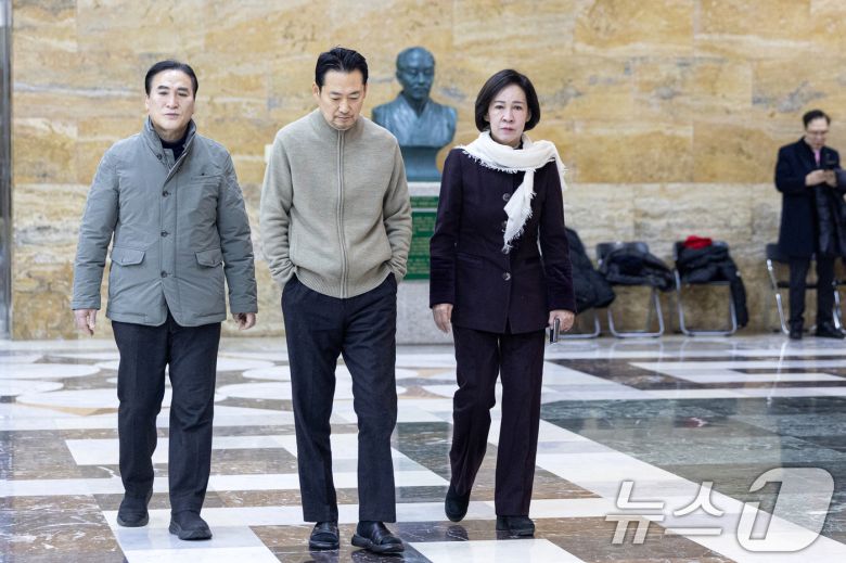 더불어민주당의 통일교 및 공천뇌물 특검 수용을 촉구하며 6일째 단식을 이어가고 있는 장동혁 국민의힘 대표가 20일 서울 여의도 국회 로텐더홀을 거닐고 있다. 2026.1.20/뉴스1 ⓒ News1 이승배 기자