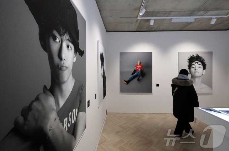 20일 오후 서울 중구 프리즈 하우스 서울에서 열린 BTS 뷔의 포토북 ‘타입 비(TYPE 非)’ 발간 기념 오프라인 전시 ‘뷔 타입 비 : 온-사이트 인 서울(V TYPE 非 : ON-SITE IN SEOUL)’을 찾은 관람객들이 전시물을 관람하고 있다. 2026.1.20/뉴스1 ⓒ News1 김진환 기자