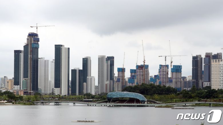 지난 2020년 세종시 호수공원에서 바라본 신축 아파트 건설 현장 모습. 뉴스1 ⓒ News1 장수영 기자