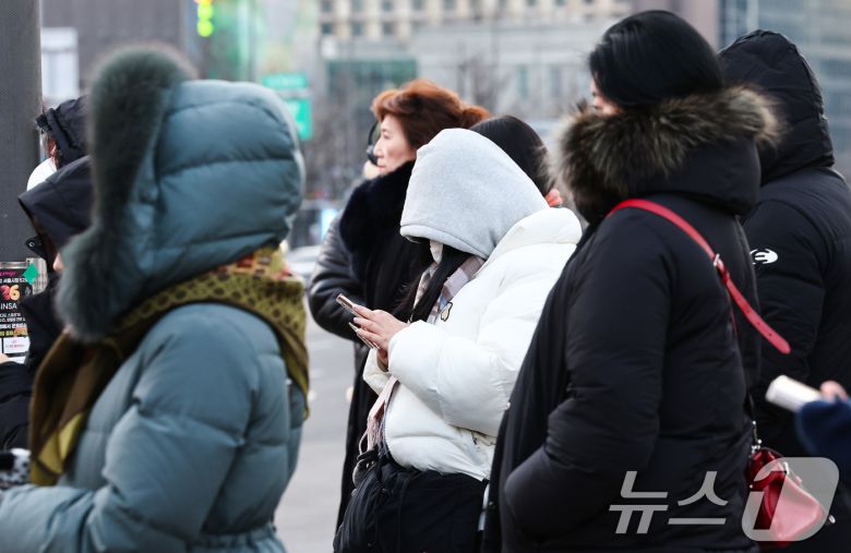 중부지방을 중심으로 한파특보가 발령된 20일 서울 종로구 세종대로 사거리에서 두터운 옷을 입은 시민들이 이동하고 있다. 2026.1.20/뉴스1 ⓒ News1 최지환 기자