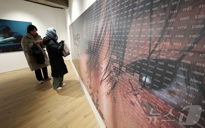 20일 오후 서울 중구 프리즈 하우스 서울에서 열린 BTS 뷔의 포토북 ‘타입 비(TYPE 非)’ 발간 기념 오프라인 전시 ‘뷔 타입 비 : 온-사이트 인 서울(V TYPE 非 : ON-SITE IN SEOUL)’을 찾은 관람객들이 전시물을 관람하고 있다. 2026.1.20/뉴스1 ⓒ News1 김진환 기자