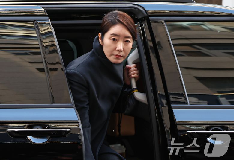 공천헌금 1억원을 수수한 혐의를 받는 강선우 무소속 의원이 20일 서울 마포구 서울경찰청 광역수사단 공공범죄수사대에 조사를 받기 위해 출석하고 있다. 2026.1.20/뉴스1 ⓒ News1 김도우 기자