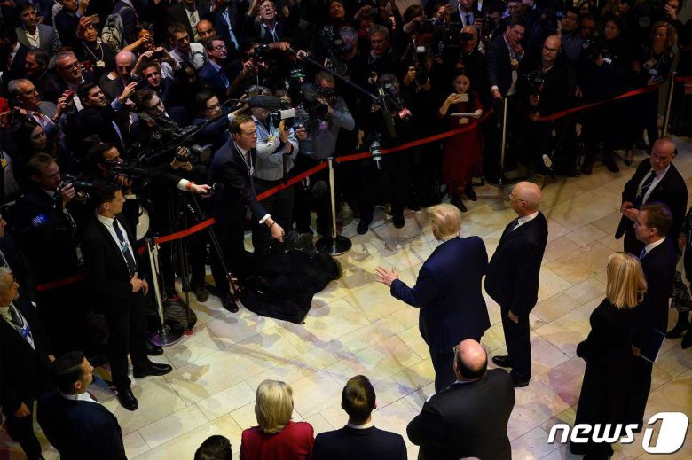 도널드 트럼프 미국 대통령이 첫 임기 때인 2020년  1월 스위스 다보스에서 열린 세계경제포럼(WEF)에서 연설하기 위해 행사장에 도착한  뒤 취재진의 질문에  답하고 있다. ⓒ AFP=뉴스1 ⓒ News1 우동명 기자