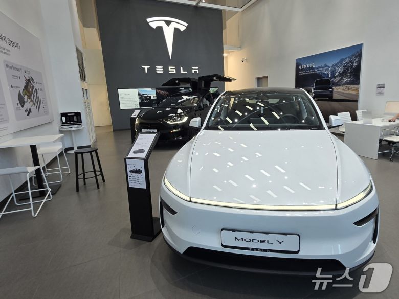 서울 영등포구 소재 테슬라 여의도 스토어에 중형 전기 SUV '모델Y'(앞)와 준대형 전기 SUV '모델X'가 전시된 모습. 2026.01.11/뉴스1 김성식 기자