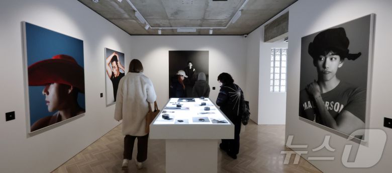 20일 오후 서울 중구 프리즈 하우스 서울에서 열린 BTS 뷔의 포토북 ‘타입 비(TYPE 非)’ 발간 기념 오프라인 전시 ‘뷔 타입 비 : 온-사이트 인 서울(V TYPE 非 : ON-SITE IN SEOUL)’을 찾은 관람객들이 전시물을 관람하고 있다. 2026.1.20/뉴스1 ⓒ News1 김진환 기자