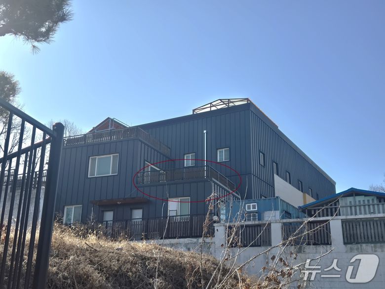 A 씨가 지목한 색동원 난간. 이시명기자/뉴스1