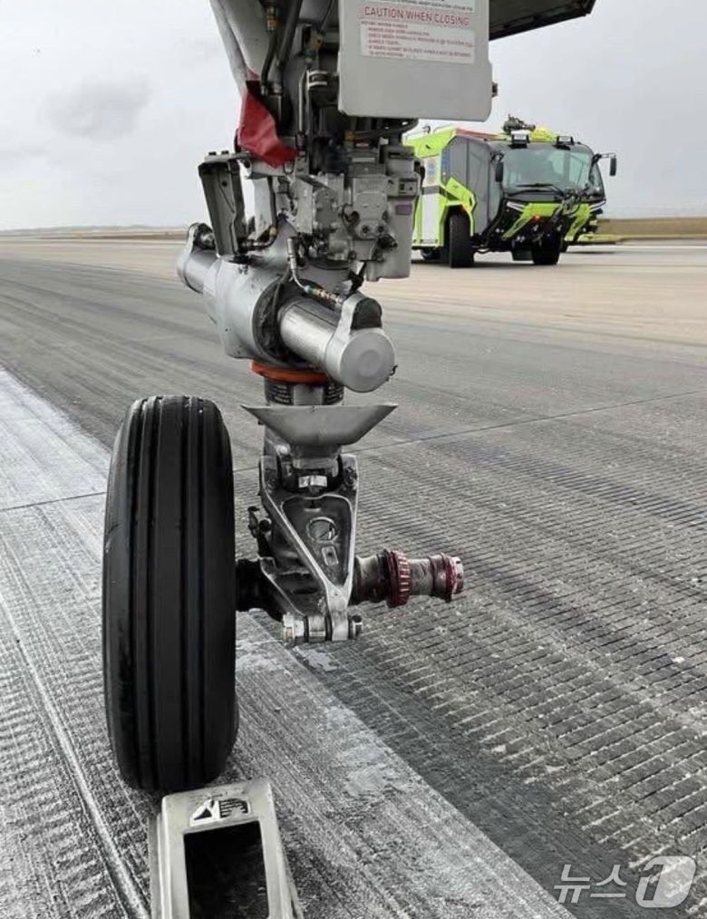 사고 직후 앞바퀴가 떨어져 나간 모습 (출처=소셜미디어 엑스(X))