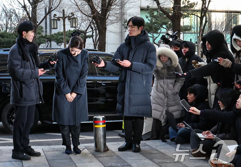 공천헌금 1억원을 수수한 혐의를 받는 강선우 무소속 의원이 20일 서울 마포구 서울경찰청 광역수사단 공공범죄수사대에 조사를 받기 위해 출석하며 고개숙여 인사하고 있다. 2026.1.20/뉴스1 ⓒ News1 김도우 기자