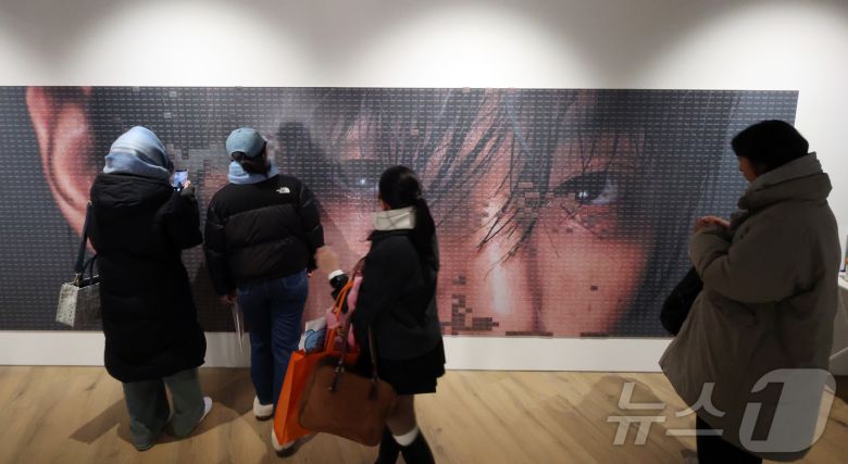 20일 오후 서울 중구 프리즈 하우스 서울에서 열린 BTS 뷔의 포토북 ‘타입 비(TYPE 非)’ 발간 기념 오프라인 전시 ‘뷔 타입 비 : 온-사이트 인 서울(V TYPE 非 : ON-SITE IN SEOUL)’을 찾은 관람객들이 전시물을 관람하고 있다. 2026.1.20/뉴스1 ⓒ News1 김진환 기자