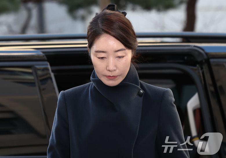 공천헌금 1억원을 수수한 혐의를 받는 강선우 무소속 의원이 20일 서울 마포구 서울경찰청 광역수사단 공공범죄수사대에 조사를 받기 위해 출석하고 있다. 2026.1.20/뉴스1 ⓒ News1 김도우 기자