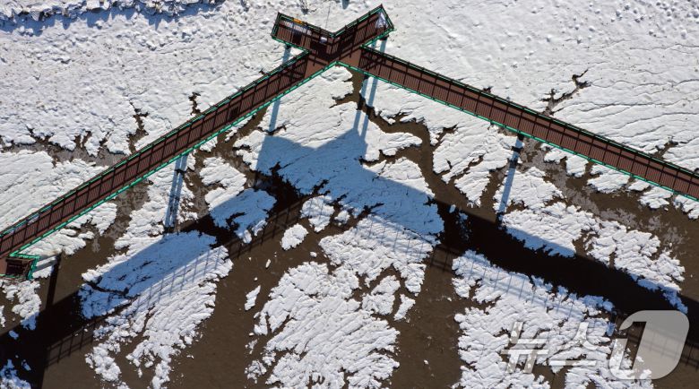 '1년 중 가장 춥다'는 절기상 대한(大寒)인 20일 경기 화성시 서신면 궁평항 인근의 갯벌이 얼어있다. 기상청은 이번 한파가 21~22일까지 이어지며 절정에 달할 가능성이 크다고 보고 있다. 2026.1.20/뉴스1 ⓒ News1 김영운 기자