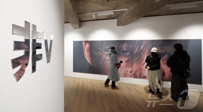 20일 오후 서울 중구 프리즈 하우스 서울에서 열린 BTS 뷔의 포토북 ‘타입 비(TYPE 非)’ 발간 기념 오프라인 전시 ‘뷔 타입 비 : 온-사이트 인 서울(V TYPE 非 : ON-SITE IN SEOUL)’을 찾은 관람객들이 전시물을 관람하고 있다. 2026.1.20/뉴스1 ⓒ News1 김진환 기자