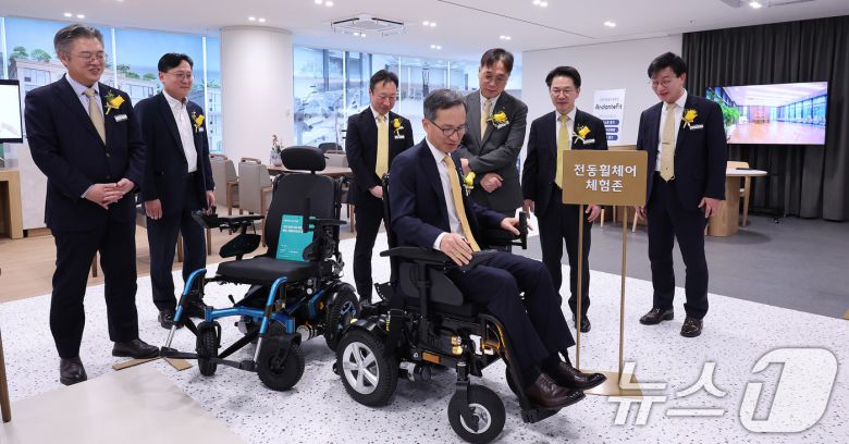 정문철 KB라이프생명 대표가 20일 서울 강남구 역삼동 KB라이프타워에서 열린 보험·요양·은행 서비스를 결합한 '보험-은행 복합점포'인 KB골든라이프 플래그십 센터 개소식에 앞서 참석자들과 함께 에이지테크랩을 둘러보고 있다. KB골든라이프 플래그십 센터는 보험 뿐 아니라 자산관리, 요양, 돌봄을 아우르는 원스톱 종합 라이프 컨설팅 서비스를 제공한다. 2026.1.20/뉴스1 ⓒ News1 박지혜 기자