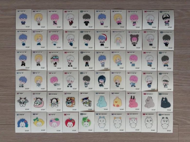 '플레이브 굿즈' 상품의 판매가 시작된 지난 16일 60장의 띠부실을 모두 모은 인증샷(스레드 캡처).