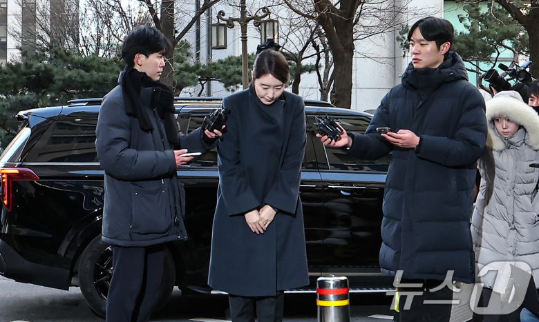 공천헌금 1억원을 수수한 혐의를 받는 강선우 무소속 의원이 20일 서울 마포구 서울경찰청 광역수사단 공공범죄수사대에 조사를 받기 위해 출석하며 취재진 질문에 답하고 있다. 2026.1.20/뉴스1 ⓒ News1 김도우 기자