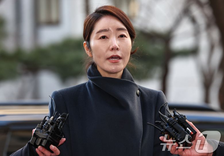 공천헌금 1억원을 수수한 혐의를 받는 강선우 무소속 의원이 20일 서울 마포구 서울경찰청 광역수사단 공공범죄수사대에 조사를 받기 위해 출석하며 취재진 질문에 답하고 있다. 2026.1.20/뉴스1 ⓒ News1 김도우 기자