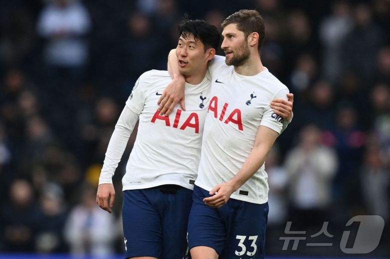 토트넘에서 함께 뛰었던 '절친' 손흥민과 벤 데이비스 ⓒ AFP=뉴스1