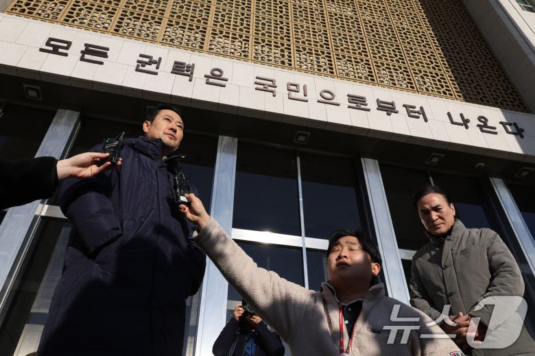 단식 농성 중인 장동혁 국민의힘 대표가 20일 서울 여의도 국회에서 산책을 하며 취재진의 질의에 답변하고 있다. 2026.1.20/뉴스1 ⓒ News1 신웅수 기자