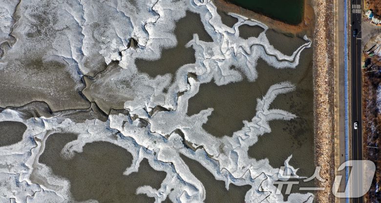'1년 중 가장 춥다'는 절기상 대한(大寒)인 20일 경기 안산시 단원구 대부도 인근의 갯벌이 얼어있다. 기상청은 이번 한파가 21~22일까지 이어지며 절정에 달할 가능성이 크다고 보고 있다. 2026.1.20/뉴스1 ⓒ News1 김영운 기자