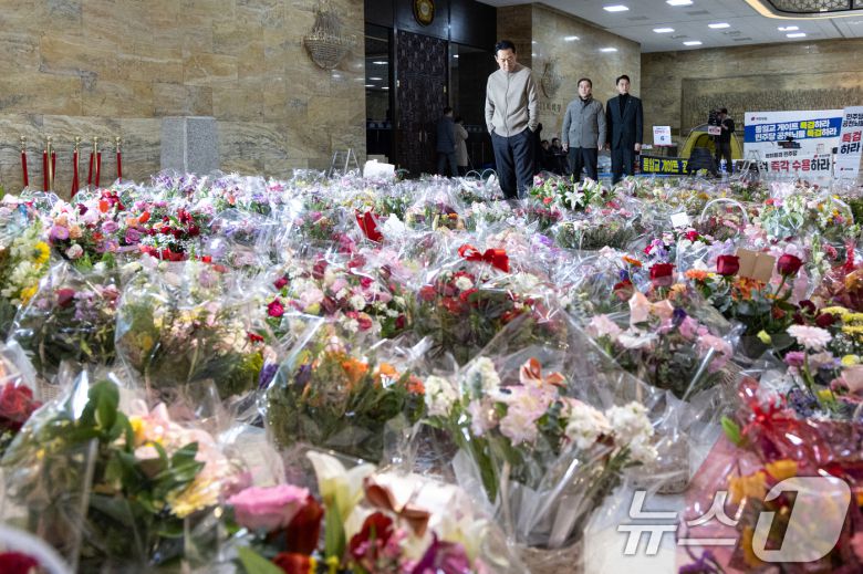 더불어민주당의 통일교 및 공천뇌물 특검 수용을 촉구하며 6일째 단식을 이어가고 있는 장동혁 국민의힘 대표가 20일 서울 여의도 국회 로텐더홀에서 응원 꽃바구니를 바라보고 있다. 2026.1.20/뉴스1 ⓒ News1 이승배 기자