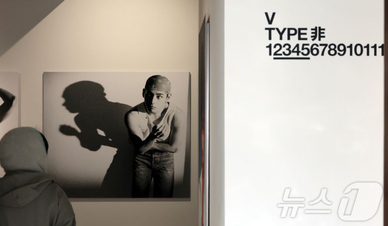 20일 오후 서울 중구 프리즈 하우스 서울에서 열린 BTS 뷔의 포토북 ‘타입 비(TYPE 非)’ 발간 기념 오프라인 전시 ‘뷔 타입 비 : 온-사이트 인 서울(V TYPE 非 : ON-SITE IN SEOUL)’을 찾은 관람객들이 전시물을 관람하고 있다. 2026.1.20/뉴스1 ⓒ News1 김진환 기자