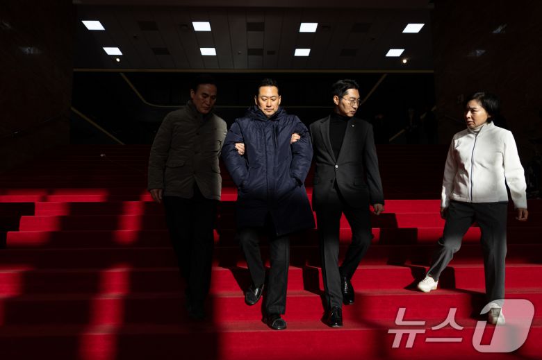 더불어민주당의 통일교 및 공천뇌물 특검 수용을 촉구하며 6일째 단식을 이어가고 있는 장동혁 국민의힘 대표가 20일 서울 여의도 국회 본관을 나서고 있다. 2026.1.20/뉴스1 ⓒ News1 이승배 기자